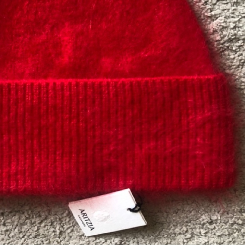 Aritzia Brushed Cashmere Beanie. NWT. - Picture 3 of 3
